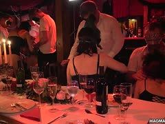 Teilnehmer beim Gangbang tragen Masken