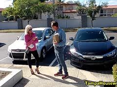 Blonde Milf vögelt mit einem Stecher von der Straße