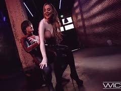 Vollbusige Rothaarige & Ebony-Flittchen in Superhelden-Parodie