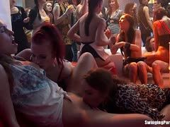 Im Sexclub gibt es eine Gruppenfick Orgie